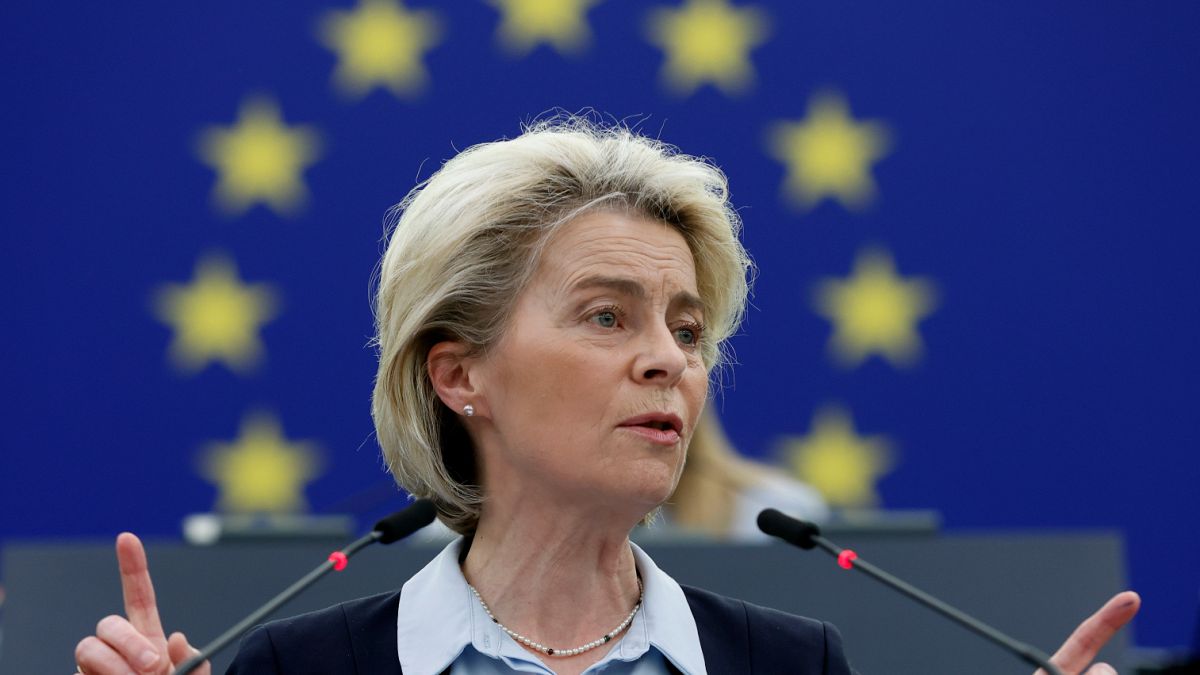 Ursula von der Leyen, az Európai Bizottság elnöke felszólal az Európai Parlament plenáris ülésén Strasbourgban 2022. április 6-án.