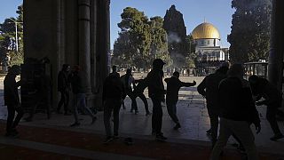 اشتباكات بين فلسطينيين وقوات الأمن الإسرائيلية داخل المسجد الأقصى في البلدة القديمة بالقدس، 15 أبريل 2022