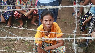  Myanmar'da mahkumların akrabaları Insein Hapishanesi önünde bekliyor, 19 Ekim 2021