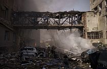 Tűzoltók dolgoznak az orosz támadás után az ukrajnai Harkivban 2022. április 16-án, szombaton.