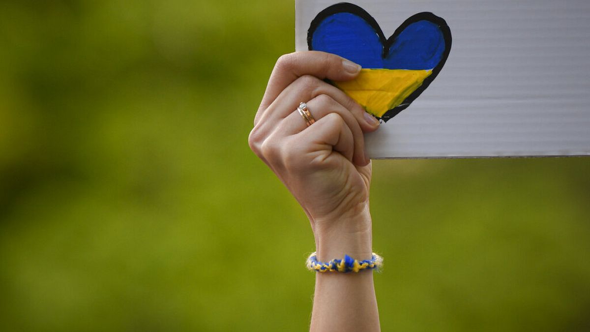 Ein Herz für die Ukraine bei einem Protest gegen den Krieg vor der russischen Botschaft in Bukarest.