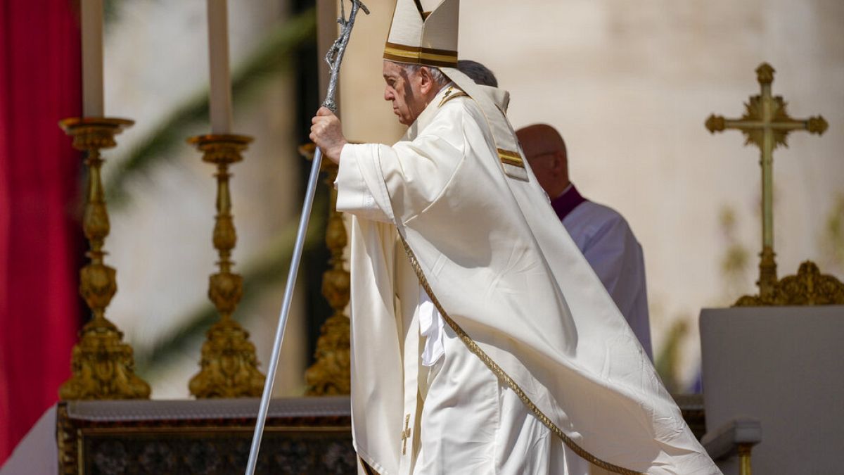 El Papa Francisco sale al final de la misa católica del Domingo de Resurrección que dirigió en la Plaza de San Pedro del Vaticano, 17/4/2022