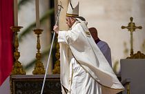 El Papa Francisco sale al final de la misa católica del Domingo de Resurrección que dirigió en la Plaza de San Pedro del Vaticano, 17/4/2022