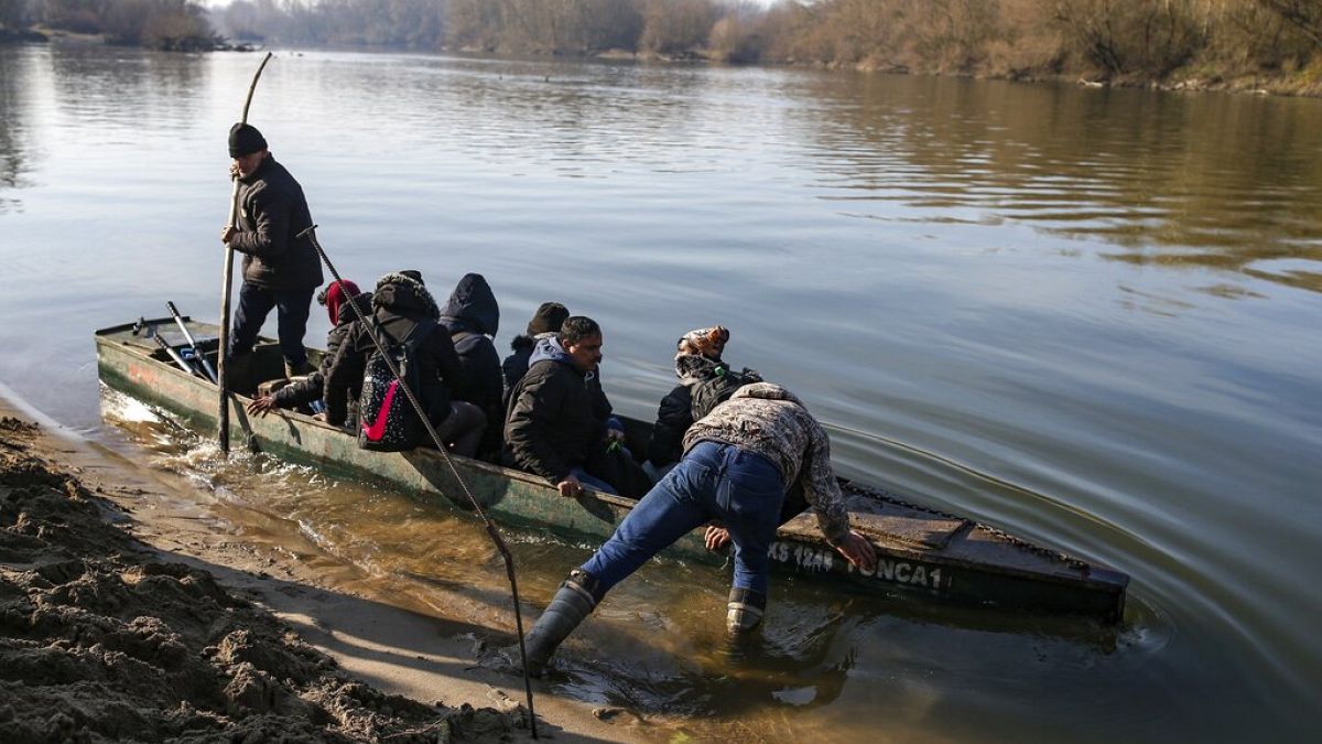 Μετανάστες επιβιβάζονται σε βάρκα στις όχιες του ποταμού Έβρου - φώτο αρχείου