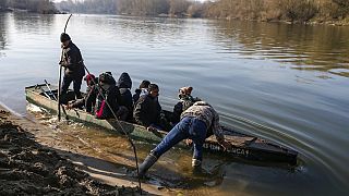 Μετανάστες επιβιβάζονται σε βάρκα στις όχιες του ποταμού Έβρου - φώτο αρχείου