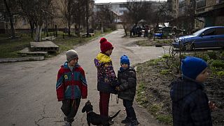 Kinder in Butscha bei Kiew in der Ukraine
