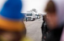 Feltorlódott kamionok egy autópályán az orosz-fehérorosz határ közelében, a kelet-lengyelországi Koroszczynban 2022. április 7-én.