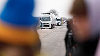 Feltorlódott kamionok egy autópályán az orosz-fehérorosz határ közelében, a kelet-lengyelországi Koroszczynban 2022. április 7-én.