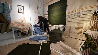 Tunisie : des tisseuses recyclent des vêtements en tapis artisanaux