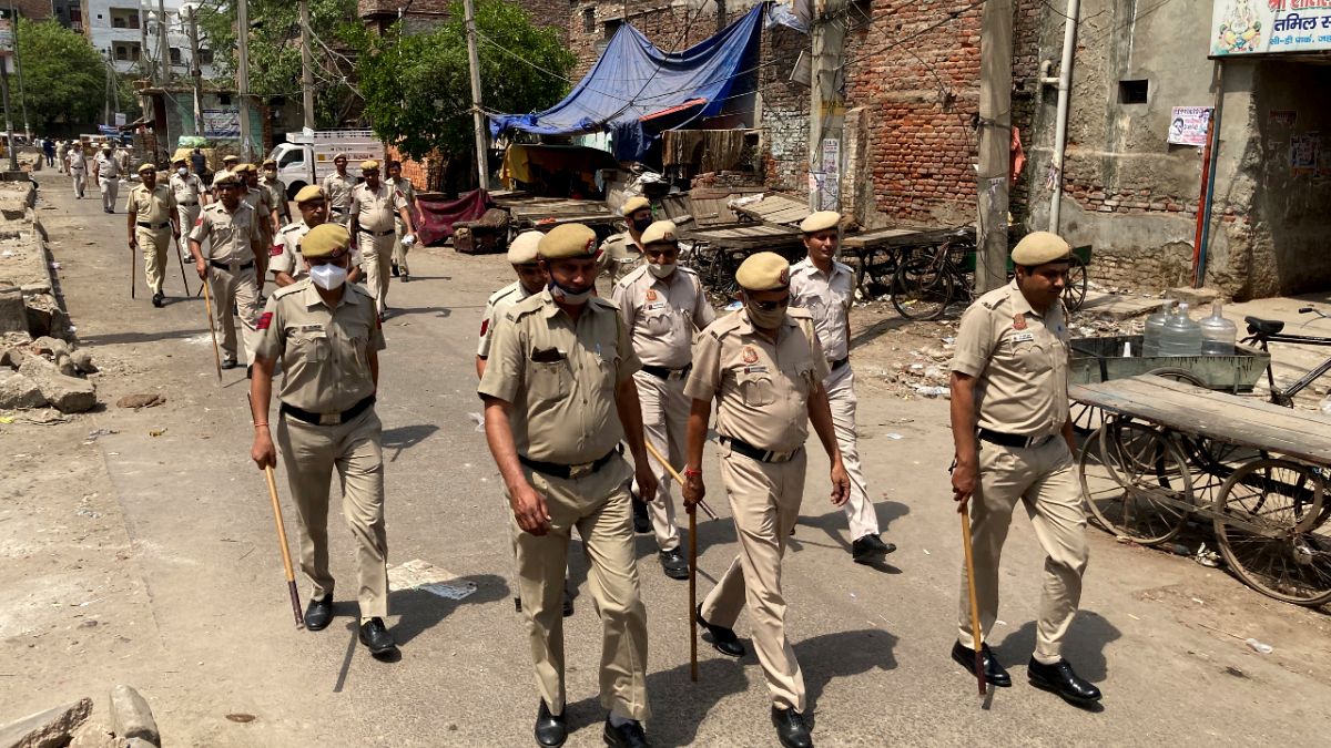 عناصر الشرطة الهندية يقومون بدوريات بعد يوم من الاشتباكات الطائفية في حي جهانجيربوري شمال غرب نيودلهي، 17 أبريل 2022.