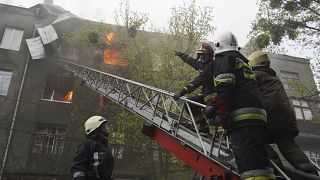 Пожарные тушат огонь в обстрелянном доме в Харькове