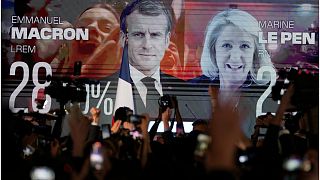  زعيمة اليمين المتطرف مارين لوبان والرئيس الفرنسي المنتهية ولايته إيمانويل ماكرون