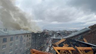آثار قصف على مبان سكنية في خاركيف