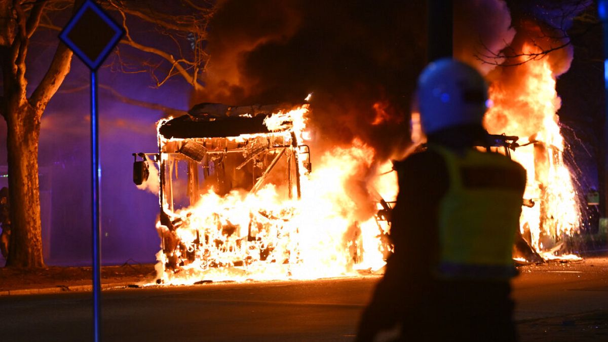 İsveç'te 'Kur'an-ı Kerim yakılması' olayları: 20 polis aracı yakıldı, 26 kişi tutuklandı