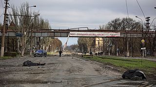 Tote vor der Illich Stahl- und Metallfabrik in Mariupol