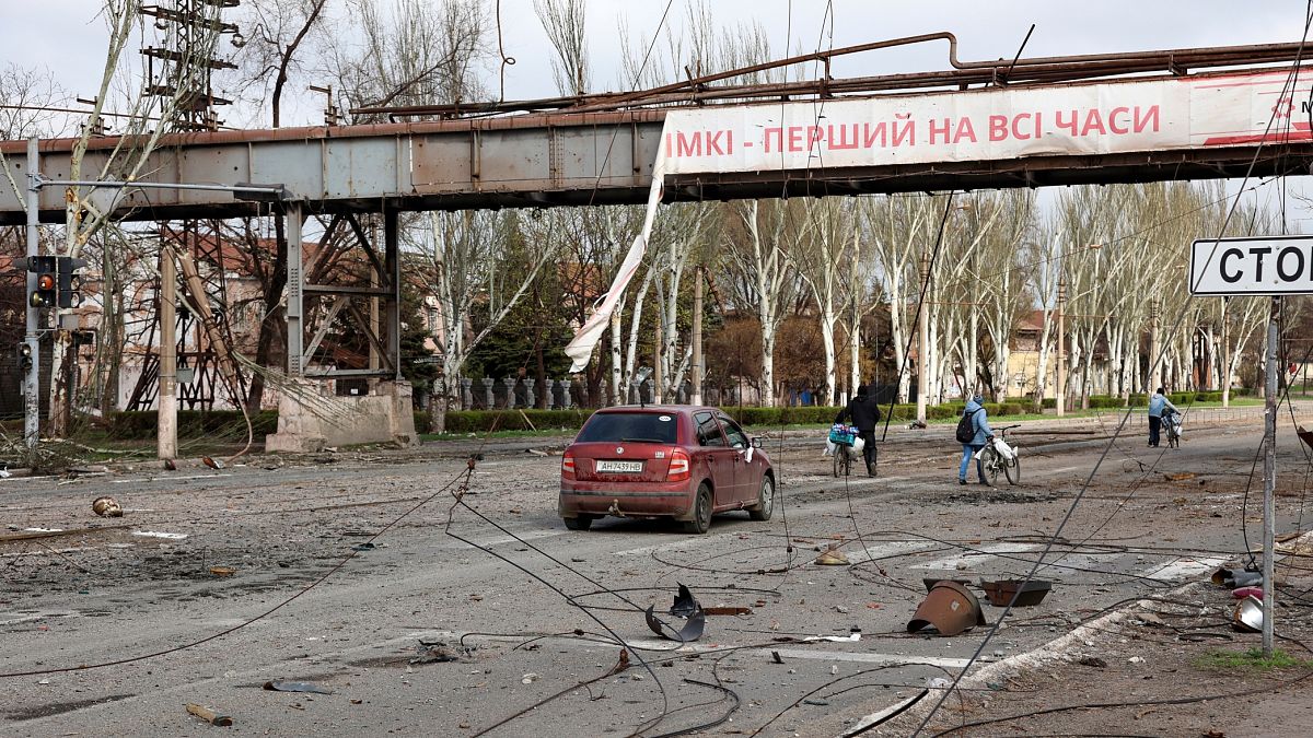 Жители Мариуполя пробираются через зону разрушений, территория завода им. Ильича 