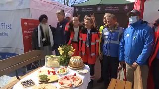 Πασχαλινό τραπέζι για τους πρόσφυγες στη μεθόριο Ουκρανίας - Πολωνίας
