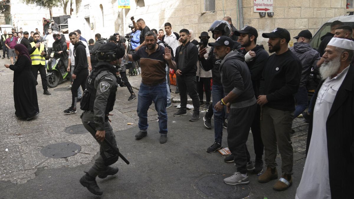 Az izraeli rendőrség megpróbálja feloszlatni a jeruzsálemi óvárosban összegyűlt palesztinokat április 17-én, vasárnap