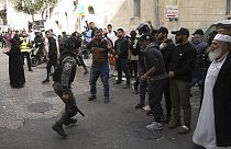 Az izraeli rendőrség megpróbálja feloszlatni a jeruzsálemi óvárosban összegyűlt palesztinokat április 17-én, vasárnap