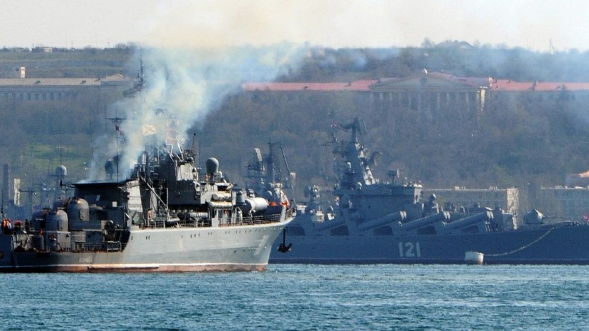 Patrouillenschiff der russischen Marine 'Pytliviy' (L)  beim Flaggschiffs der russischen Marine, des Raketenkreuzers 'Moskva' ARCHIV 2014