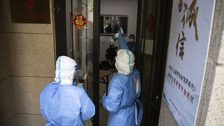 Медперсонал проводит дезинфекцию в одном из зданий в Шанхае, 16 апреля 2022 г.