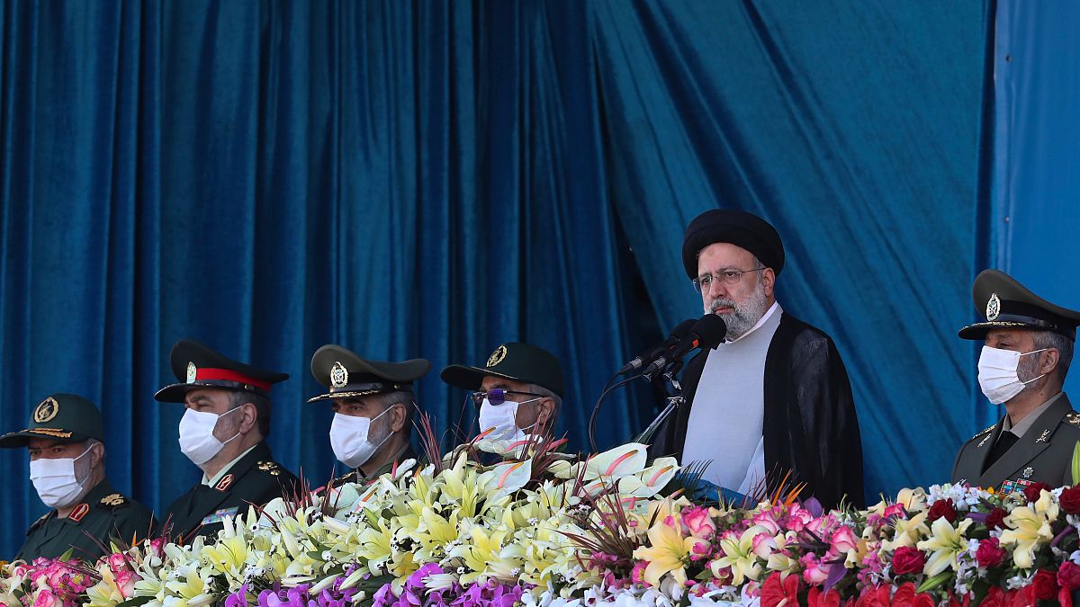 الرئيس الإيراني إبراهيم رئيسي يواكب استعراضا عسكريا في عيد الجيش الوطني في طهران. 2022/04/18