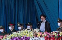 الرئيس الإيراني إبراهيم رئيسي يواكب استعراضا عسكريا في عيد الجيش الوطني في طهران. 2022/04/18