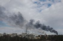 Rusya'nın saldırıları altındaki Ukrayna'nın Lviv kentinde, füze saldırısı sonucu bir bölgeden dumanlar yükseldi