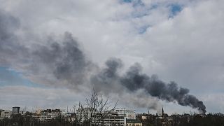 Rusya'nın saldırıları altındaki Ukrayna'nın Lviv kentinde, füze saldırısı sonucu bir bölgeden dumanlar yükseldi