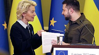 Ο Ουκρανός πρόεδρος παραλαμβάνει το ερωτηματολόγιο για την ένταξη στην ΕΕ από την πρόεδρο της Κομισιόν Ούρσουλα φον ντερ Λάιεν