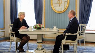 Fransız aşırı sağının cumhurbaşkanlığı adayı Marine Le Pen 2017 yılında Kremlin'de Rusya Devlet Başkanı Vladimir Putin ile görüşmüştü