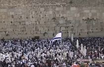المصلون اليهود عند حائط المبكى "حائط البراق" في القدس.
