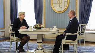 الرئيس الروسي فلاديمير بوتين يتحدث إلى مرشحة الرئاسة الفرنسية اليمينية المتطرفة مارين لوبان في الكرملين في موسكوفي العام 2017.