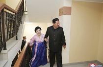 ري تشون هاي، أشهر مذيعة أخبار في كوريا الشمالية رفقة الزعيم كيم جونغ أون.