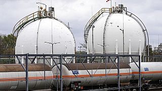 Tanques de gas se ven detrás de los vagones de gas en una planta química en Oberhausen, Alemania, el miércoles 6 de abril de 2022