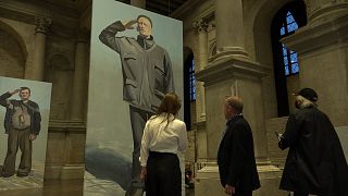 Bienal de Veneza: o retrato gigante de menina ucraniana no céu de Lviv