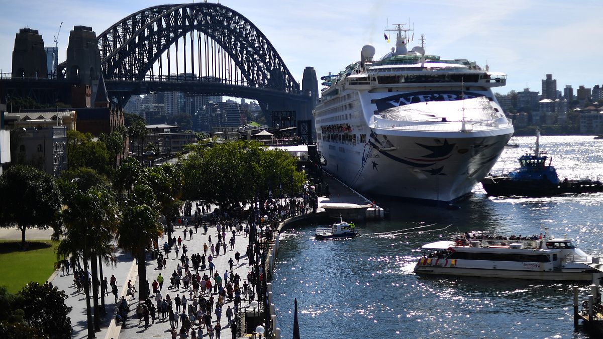 Круизный лайнер Pacific Explorer с триумфом вернулся в Сидней после двухлетнего запрета