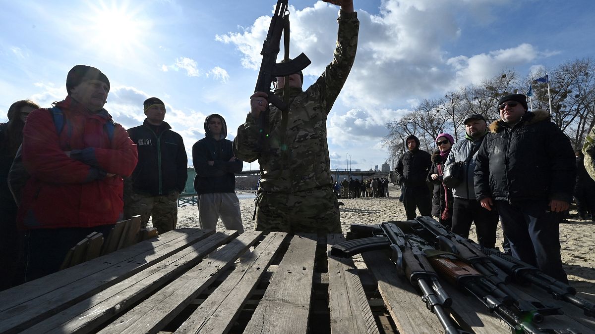 Training an der Waffe: Ukrainische Kriegsveteranen helfen Anwohnern. 20.2.2022