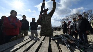 Training an der Waffe: Ukrainische Kriegsveteranen helfen Anwohnern. 20.2.2022