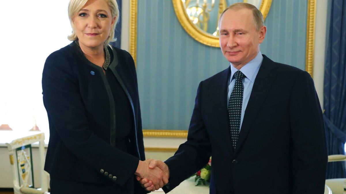 El presidente ruso Vladimir Putin, a la derecha, estrecha la mano de la candidata presidencial francesa de extrema derecha Marine Le Pen, en el Kremlin en Moscú en 2017 