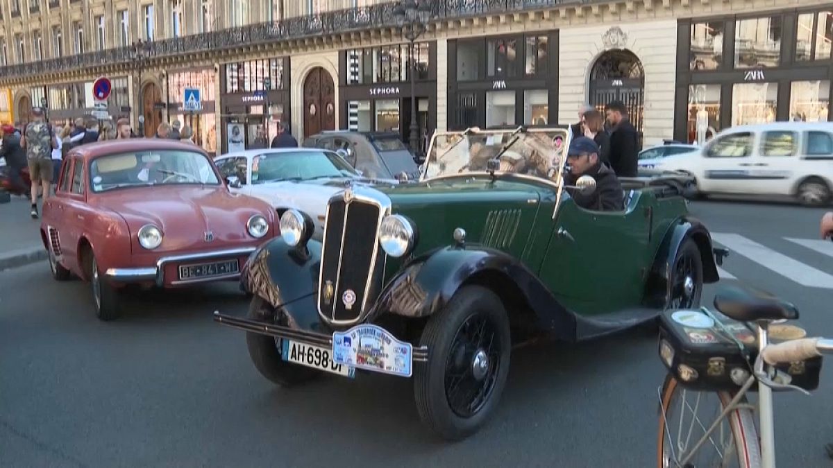 Desfile de carros antigos em Paris