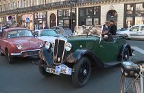 Desfile de carros antigos em Paris