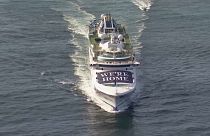 Imagen aérea de un cartel en la parte delantera del barco que dice en inglés "We're home" (Estamos en casa), 18/4/2022, Sídney, Australia
