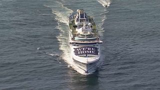 Imagen aérea de un cartel en la parte delantera del barco que dice en inglés "We're home" (Estamos en casa), 18/4/2022, Sídney, Australia 