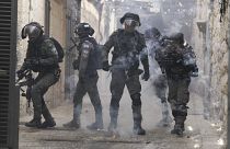 Palestinos disparan fuegos artificiales a la policía israelí en la Ciudad Vieja de Jerusalén, el 17 de abril de 2022.