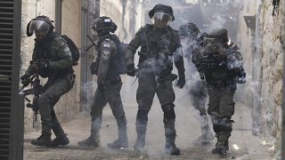 Palestinos disparan fuegos artificiales a la policía israelí en la Ciudad Vieja de Jerusalén, el 17 de abril de 2022.