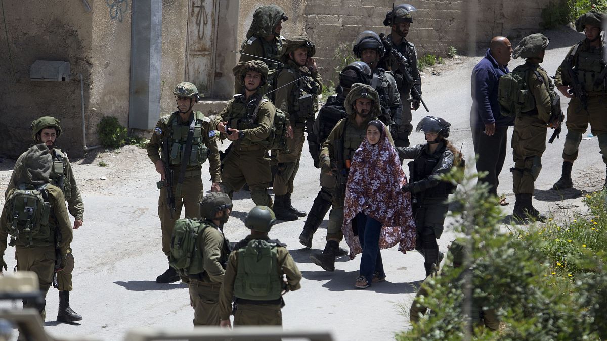 جنود إسرائيليون يعتقلون سيدة فلسطينية في  قرية يعبد بالقرب من مدينة جنين بالضفة الغربية