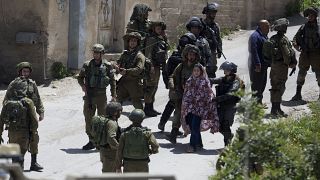 جنود إسرائيليون يعتقلون سيدة فلسطينية في  قرية يعبد بالقرب من مدينة جنين بالضفة الغربية