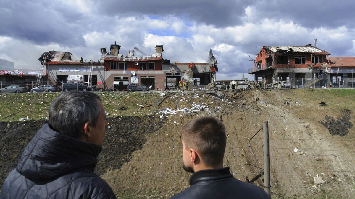 Lebombázott gumijavító műhely Lvivben