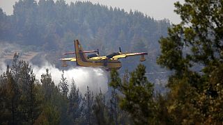 Πυροσβεστικό αεροσκάφος επιχειρεί κατά τη διάρκεια των μεγάλων δασικών πυρκαγιών στην Εύβοια το καλοκαίρι του 2021